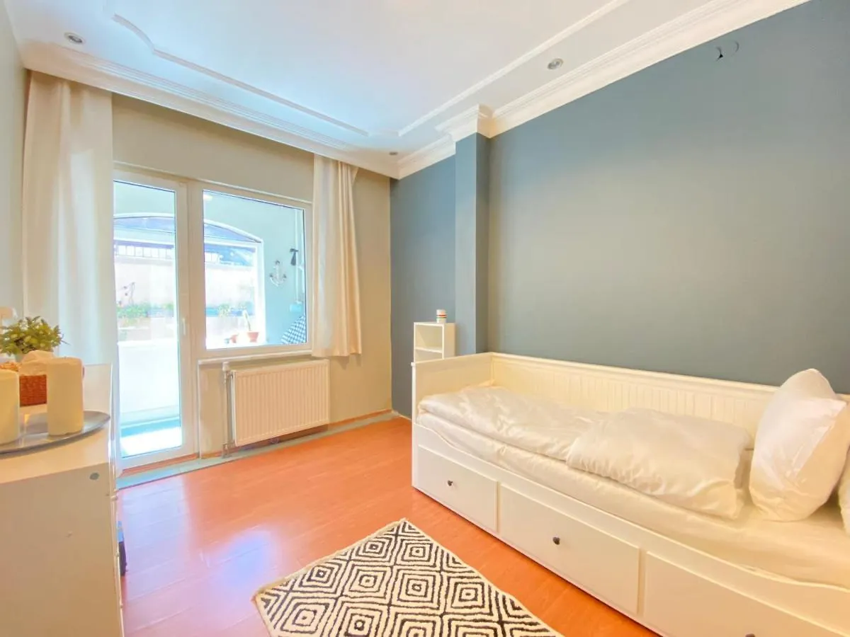 Delightful Apartment With Backyard And Bosphorus View In Uskudar İstanbul
