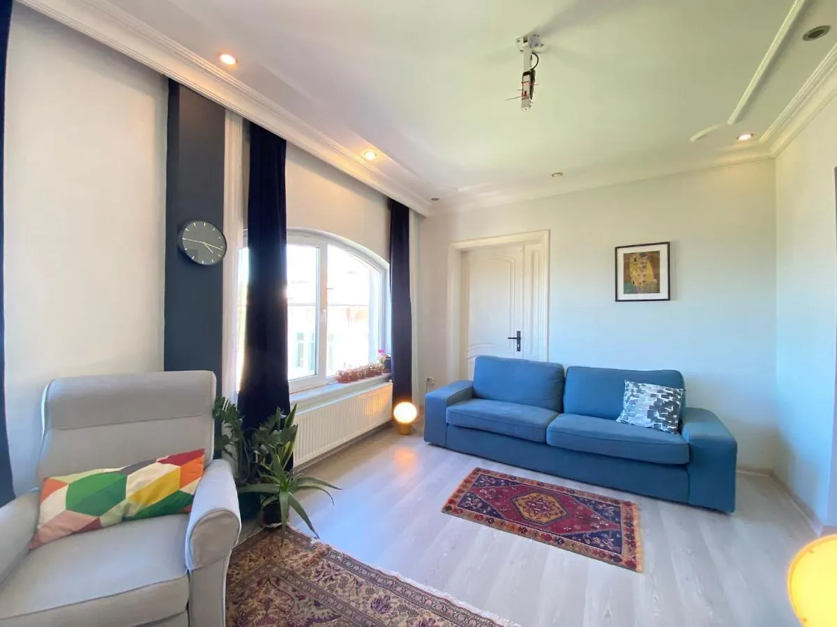 Delightful Apartment With Backyard And Bosphorus View In Uskudar İstanbul