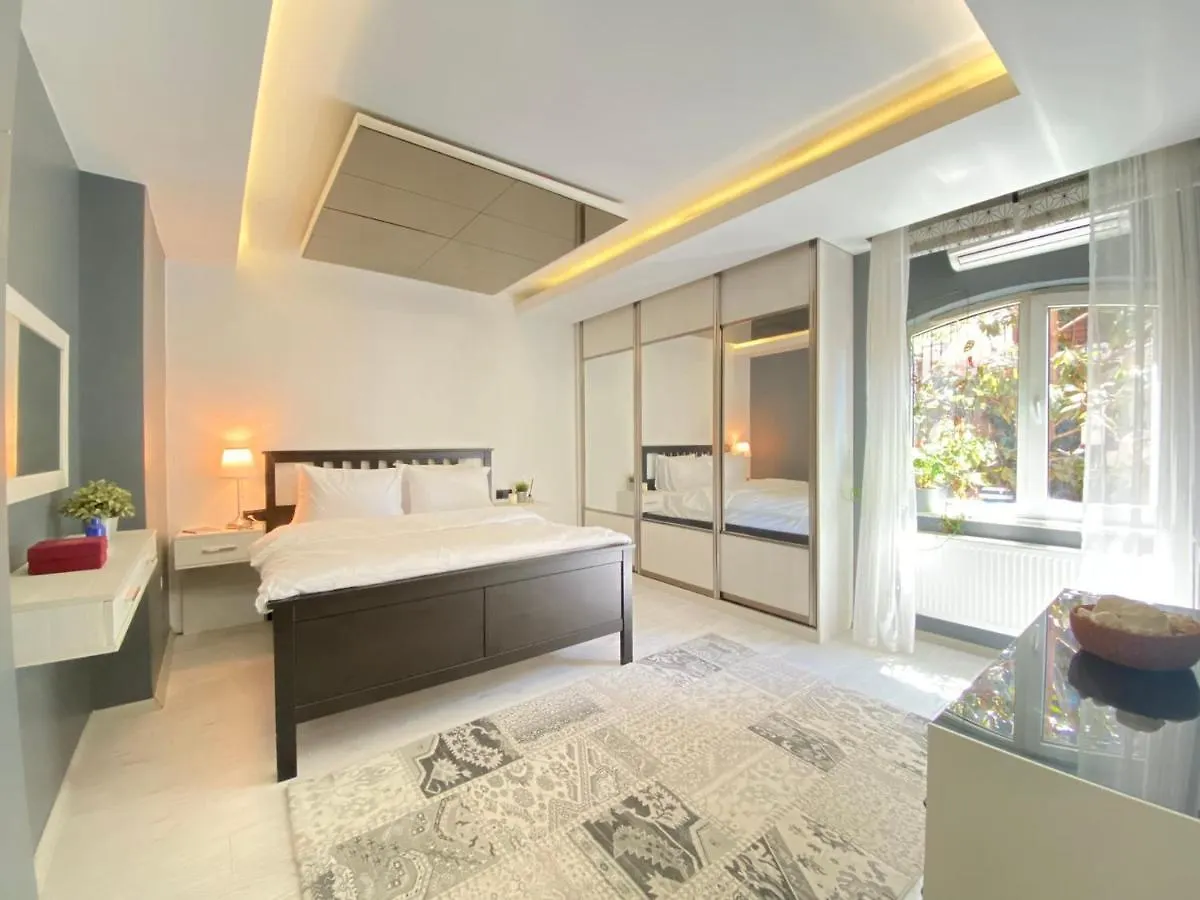 Delightful Apartment With Backyard And Bosphorus View In Uskudar İstanbul