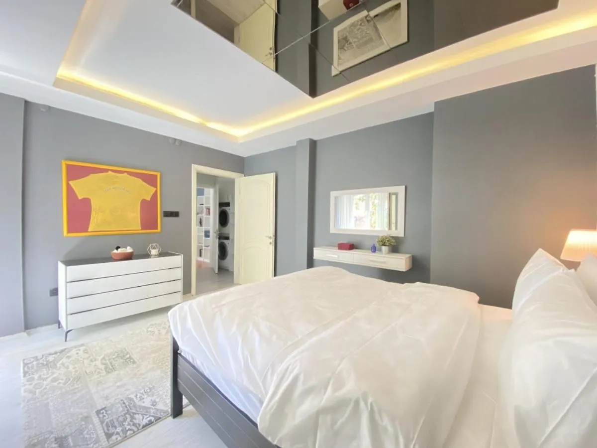 Delightful Apartment With Backyard And Bosphorus View In Uskudar İstanbul Türkiye