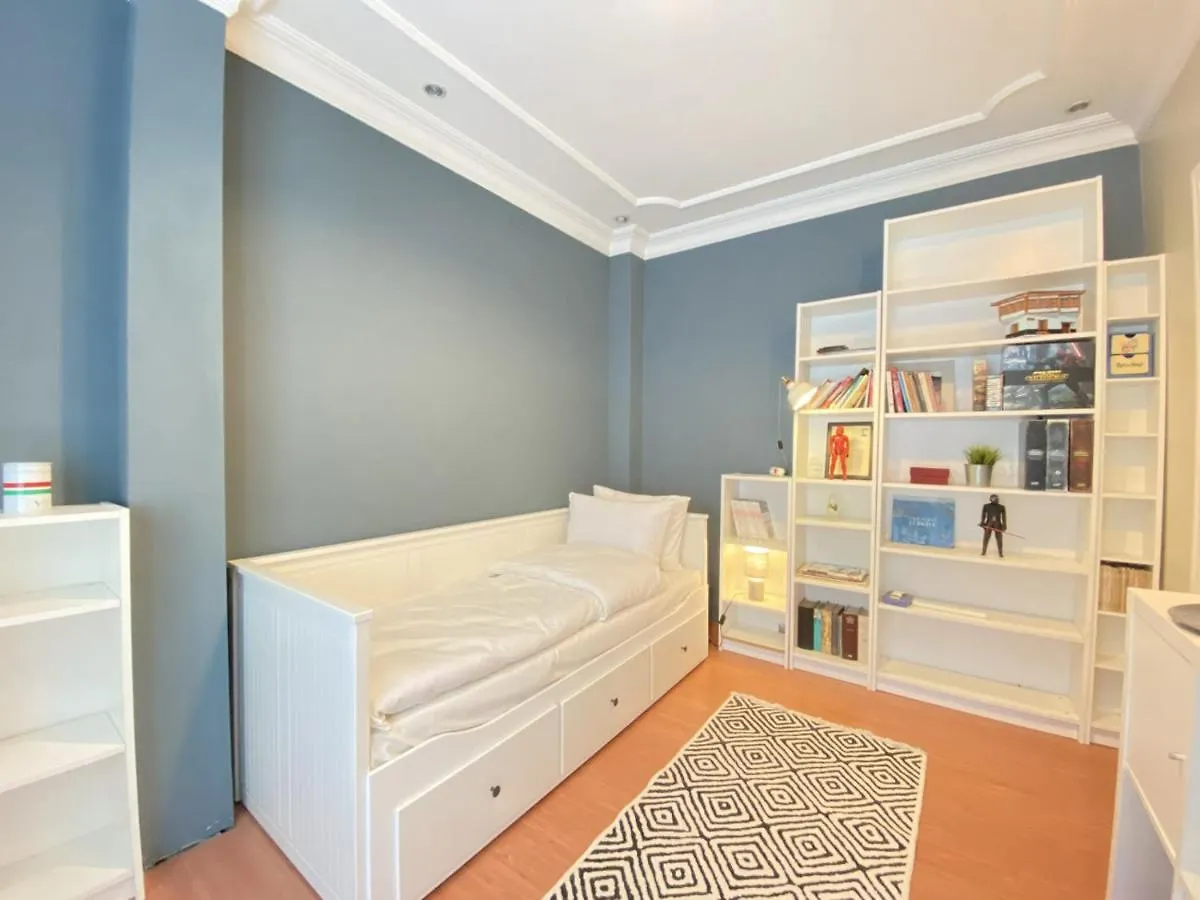 Delightful Apartment With Backyard And Bosphorus View In Uskudar İstanbul