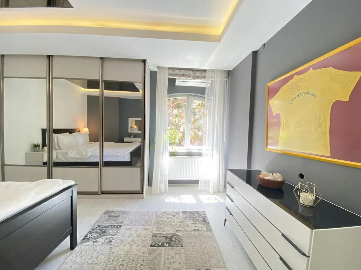 Delightful Apartment With Backyard And Bosphorus View In Uskudar İstanbul